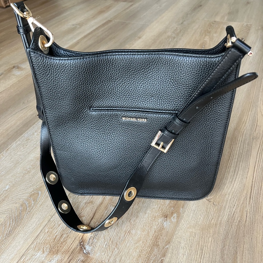 NWT Beautiful black leather MICHAEL KORS shoulder bag.